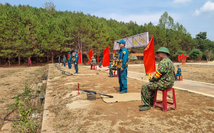 Các chiến sĩ lực lượng tự vệ kiểm tra bắn đạn thật súng AR15 với mục tiêu cự ly 100 m. Ảnh: H.P Các chiến sĩ lực lượng tự vệ kiểm tra bắn đạn thật súng AR15 với mục tiêu cự ly 100 m. Ảnh: H.P