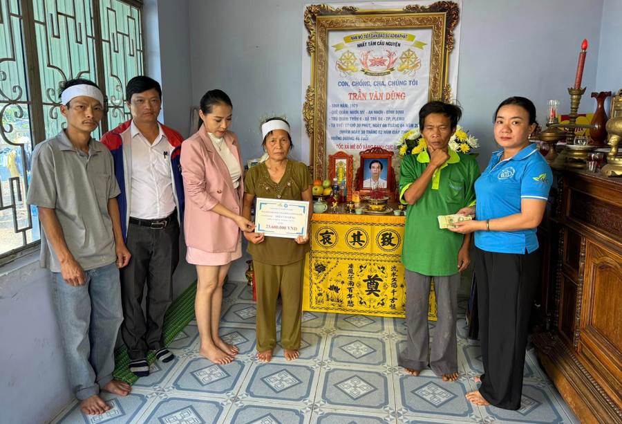 Đại diện Câu lạc bộ Cơm từ thiện Pleiku trao tiền hỗ trợ cho gia đình anh Trần Văn Dũng. Ảnh: H.T Đại diện Câu lạc bộ Cơm từ thiện Pleiku trao tiền hỗ trợ cho gia đình anh Trần Văn Dũng. Ảnh: H.T