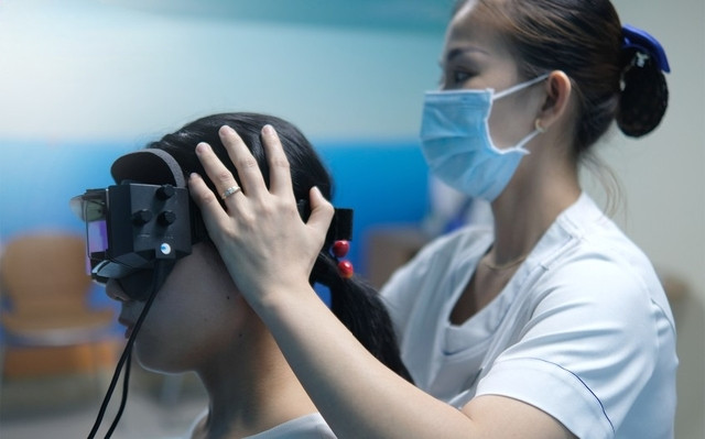 Bệnh nhân được đo chức năng tiền đình bằng công nghệ ảnh động nhãn đồ (VNG). Ảnh: Bệnh viện cung cấp Bệnh nhân được đo chức năng tiền đình bằng công nghệ ảnh động nhãn đồ (VNG). Ảnh: Bệnh viện cung cấp