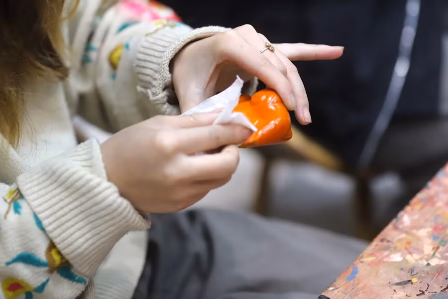 Để hoàn thiện được một tác phẩm, các họa sĩ gen Z phải cẩn thận, tỉ mỉ trong từng chi tiết.