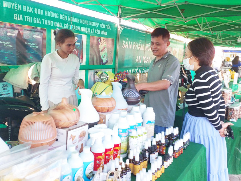 Người dân tham quan, tìm hiểu sản phẩm tại phiên chợ Xuân Giáp Thìn 2024. Ảnh: N.D