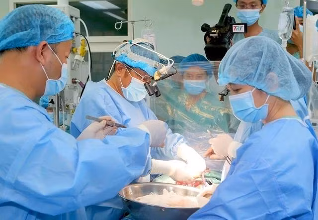 Các y bác sĩ Bệnh viện Trung ương Huế thực hiện ghép tim cho bệnh nhân