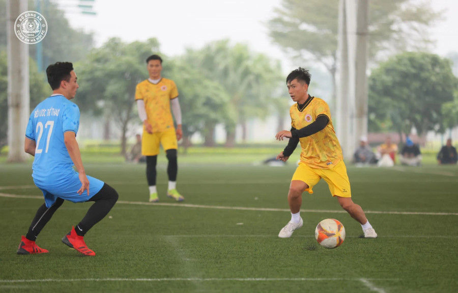 Phan Văn Đức (phải) trong một trận đấu giao hữu của CLB Công an Hà Nội
