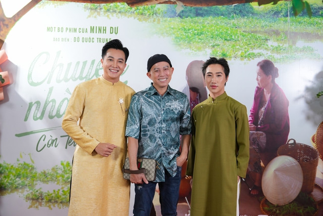 Nghệ sĩ Hữu Tiến (giữa) đến sự kiện Nghệ sĩ Hữu Tiến (giữa) đến sự kiện