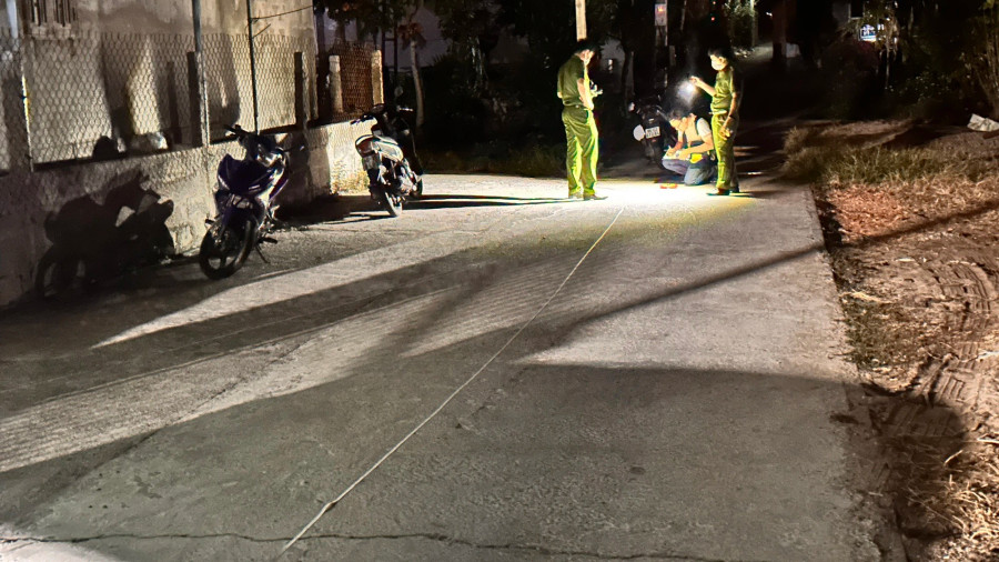 Công an khám nghiệm hiện trường. Ảnh: Q.H