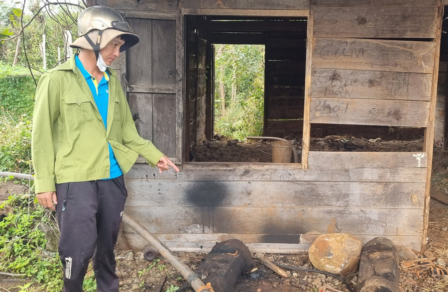 Kẻ gian đập phá dinamo phát điện của gia đình anh Nguyễn Quang Tứ (thôn Hòa Lộc) để lấy đi lõi đồng. Ảnh: K.P