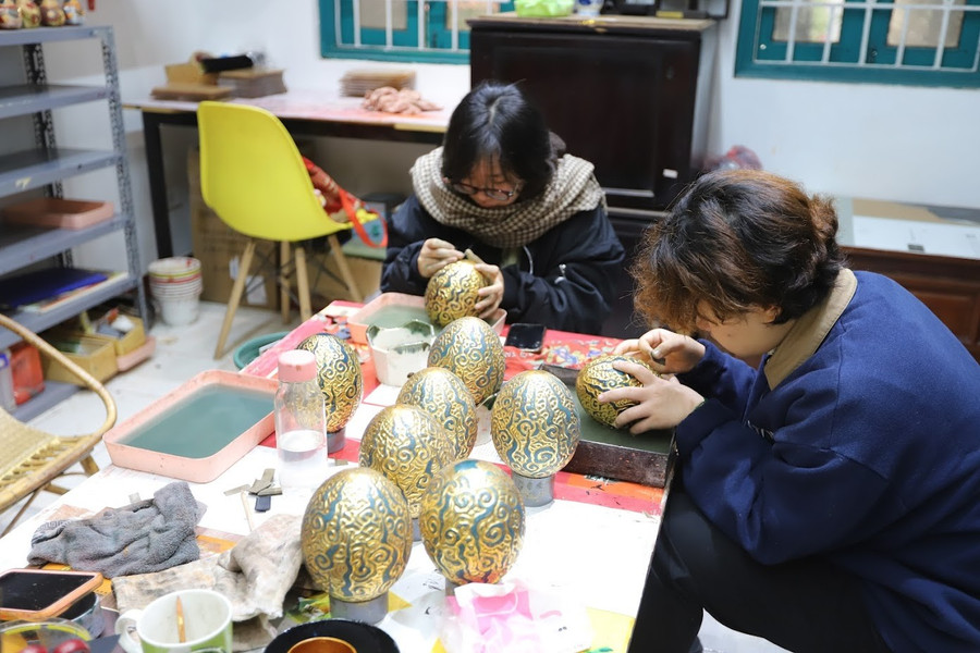 Song song với dự án &quot;Năm con Rồng&quot;, tại đây các bạn trẻ cũng đang miệt mài với dự án LONG&apos;STORY &quot;Chuyện của Rồng, một câu chuyện dài…&quot; Với tạo tác quả trứng rồng từ sự tích mẹ Âu Cơ sinh ra bọc trăm trứng; tự hào nguồn gốc “Con Rồng Cháu Tiên” của người Việt.