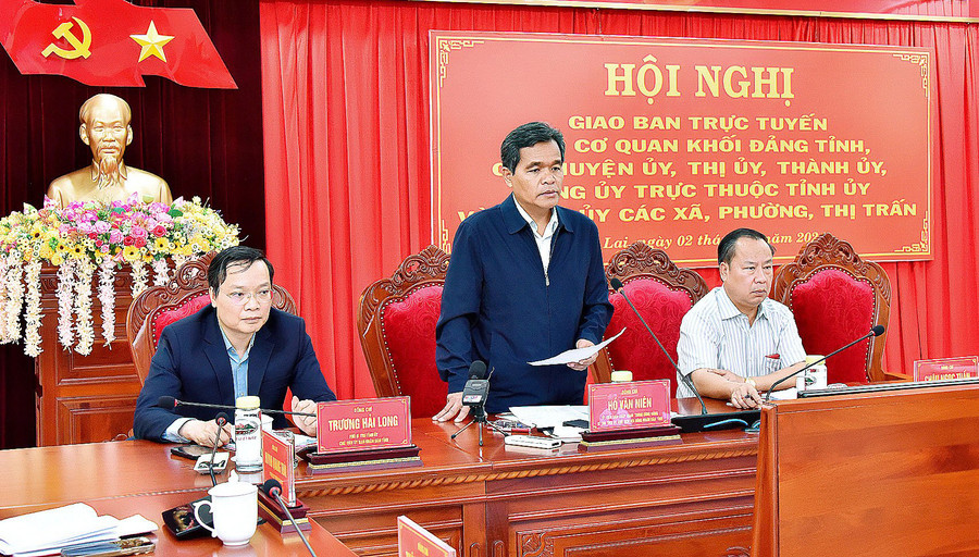 Ủy viên Ban Chấp hành Trung ương Đảng, Bí thư Tỉnh ủy, Chủ tịch HĐND tỉnh Hồ Văn Niên phát biểu chỉ đạo tại hội nghị. Ảnh: Đức Thụy