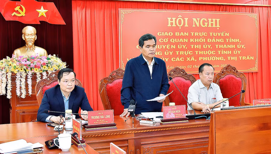 Ủy viên Ban Chấp hành Trung ương Đảng, Bí thư Tỉnh ủy, Chủ tịch HĐND tỉnh Hồ Văn Niên phát biểu chỉ đạo tại hội nghị. Ảnh: Đức Thụy