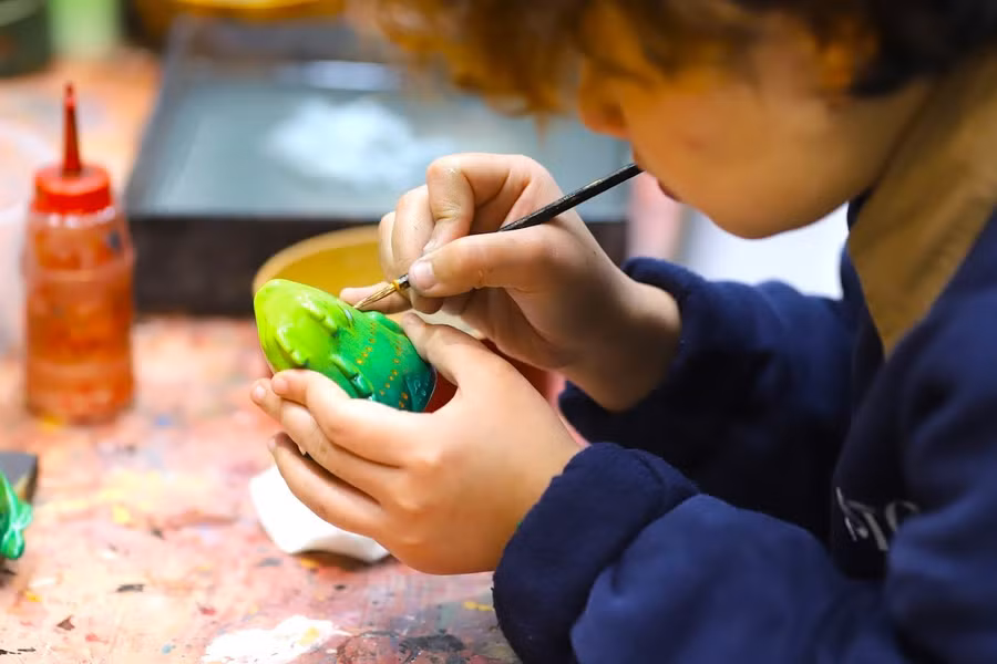 Hiện nay, dự án "Năm con Rồng" có 2 phiên bản gồm 2 màu và 5 màu. Trong đó, bản 5 màu sử dụng hệ màu tượng trưng cho ngũ hành Á Đông nhưng được thể hiện với màu sắc rực rỡ, tươi mới.