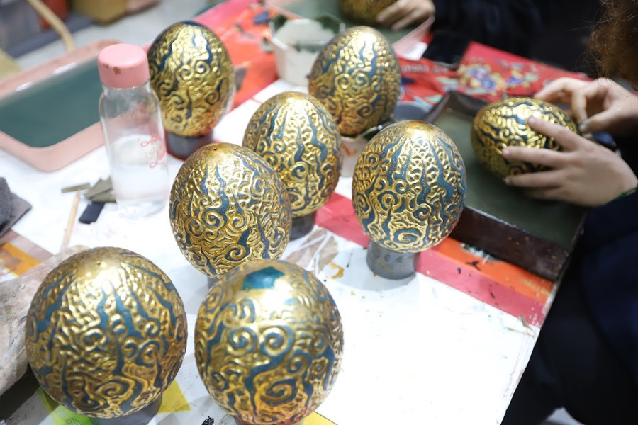 Những quả trứng rồng được làm từ gỗ hương cùng chất liệu sơn mài truyền thống. Vỏ trứng là hoa văn mây lửa cách điệu từ đồ án văn hóa trên bậc thềm đá Điện Kính Thiện - Bảo vật Quốc gia tại Hoàng Thành Thăng Long. Những đám mây cuồn cuộn với ý nghĩa mưa thuận gió hòa, mùa màng bội thu.