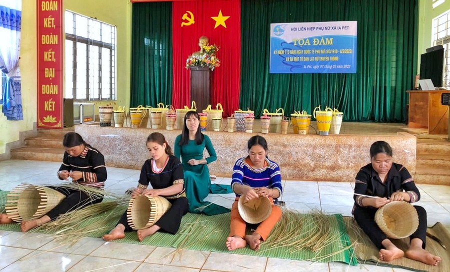 Tổ đan lát của chị em phụ nữ làng Nglơm Thung (xã Ia Pết, huyện Đak Đoa, tỉnh Gia Lai). Ảnh: M.C Tổ đan lát của chị em phụ nữ làng Nglơm Thung (xã Ia Pết, huyện Đak Đoa, tỉnh Gia Lai). Ảnh: M.C