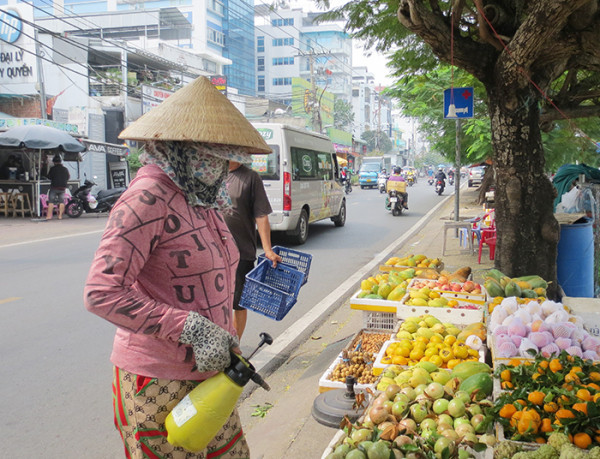 Sạp trái cây bên mé Kênh Tẻ giúp vợ chồng chị Duyên nuôi hai con khôn lớn trưởng thành. Sạp trái cây bên mé Kênh Tẻ giúp vợ chồng chị Duyên nuôi hai con khôn lớn trưởng thành.