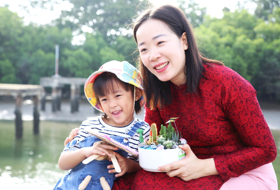 Mẹ con cô giáo Trần Thị Thanh Thảo cùng món quà gửi cho chồng. Ảnh: ALĂNG NGƯỚC Mẹ con cô giáo Trần Thị Thanh Thảo cùng món quà gửi cho chồng. Ảnh: ALĂNG NGƯỚC