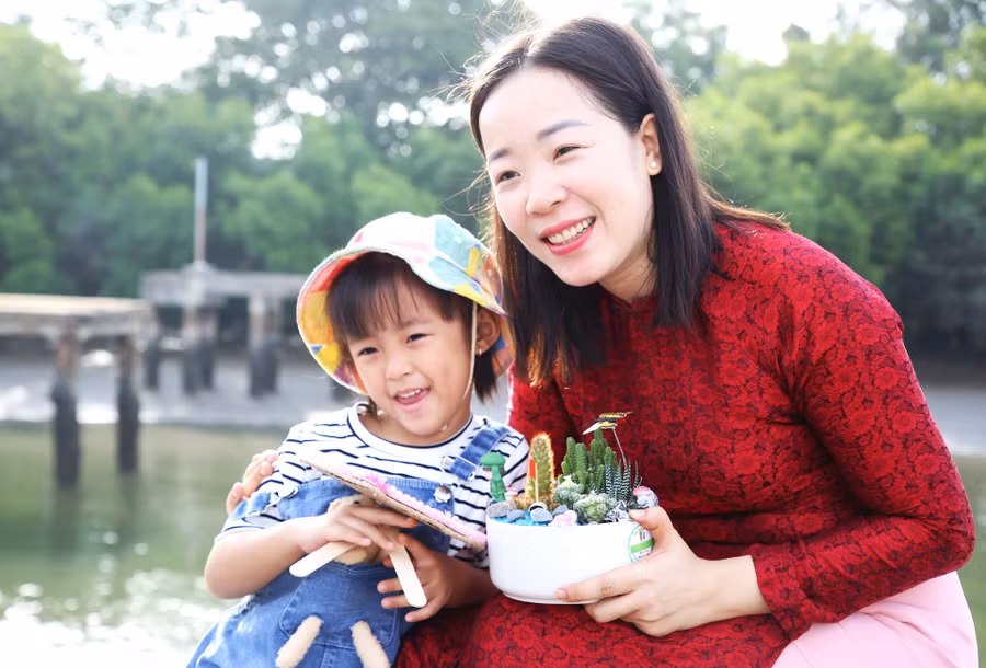 Mẹ con cô giáo Trần Thị Thanh Thảo cùng món quà gửi cho chồng. Ảnh: ALĂNG NGƯỚC