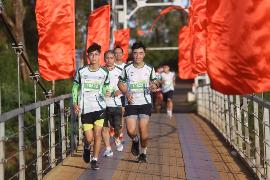 Các vận động viên vượt qua cầu treo Biển Hồ ở đường chạy tại giải Gia Lai City Trail 2023. Ảnh: Văn Ngọc