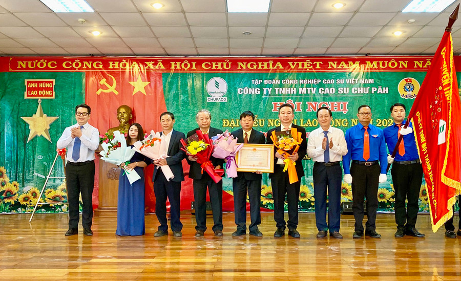 Công ty TNHH một thành viên Cao su Chư Păh đón nhận Huân chương Độc lập hạng ba. Ảnh: H.D Công ty TNHH một thành viên Cao su Chư Păh đón nhận Huân chương Độc lập hạng ba. Ảnh: H.D
