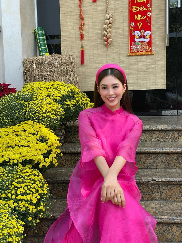 Hoa hậu Tiểu Vy duyên dáng áo dài màu tím senv Hoa hậu Tiểu Vy duyên dáng áo dài màu tím senv