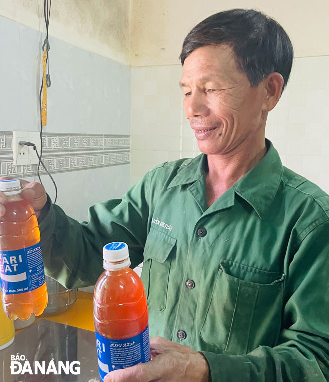 Ông Bùi Hạnh khoe những giọt mật ngọt thơm nơi rừng sâu. Ảnh: H.T.V Ông Bùi Hạnh khoe những giọt mật ngọt thơm nơi rừng sâu. Ảnh: H.T.V