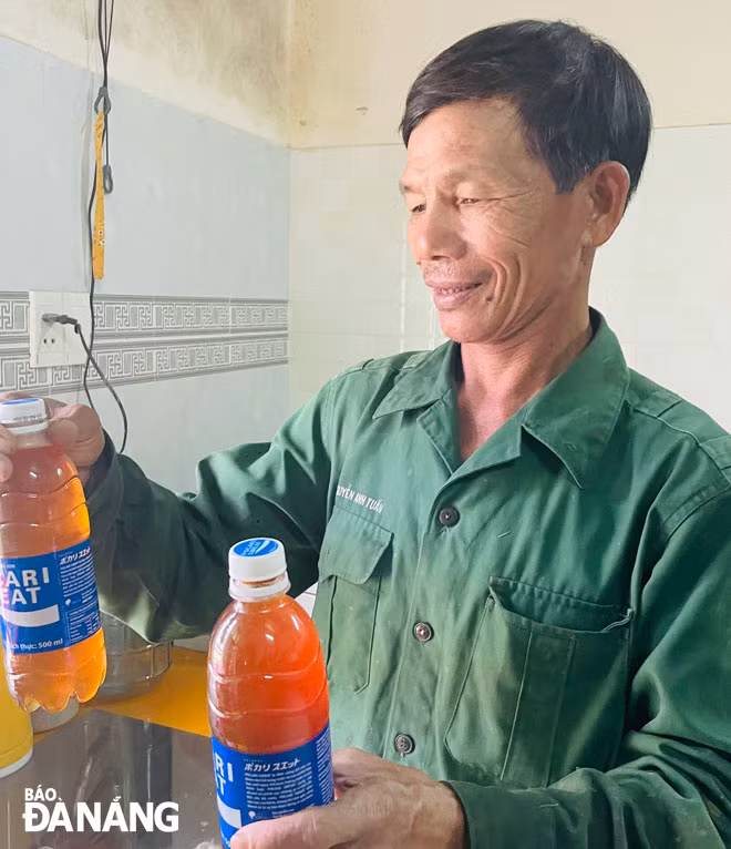 Ông Bùi Hạnh khoe những giọt mật ngọt thơm nơi rừng sâu. Ảnh: H.T.V