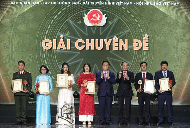 Trưởng Ban Tuyên giáo Trung ương Nguyễn Trọng Nghĩa và Trưởng Ban Đối ngoại Trung ương Lê Hoài Trung trao giải Chuyên đề cho các tập thể. Ảnh: Nhật Bắc