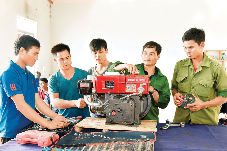 Người dân xã Hnol (huyện Đak Đoa) trong một buổi thực hành sửa chữa máy nổ công suất nhỏ. Ảnh: P.N