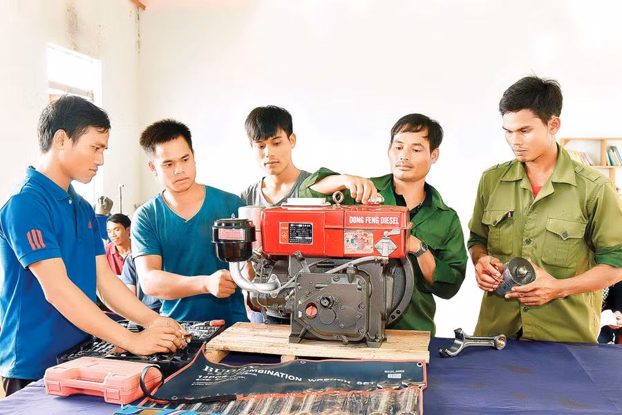 Người dân xã Hnol (huyện Đak Đoa) trong một buổi thực hành sửa chữa máy nổ công suất nhỏ. Ảnh: P.N