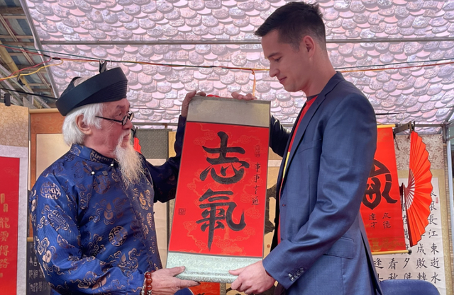 Thủ môn Nguyễn Filip (đội tuyển bóng đá nam Việt Nam) xin chữ đầu năm Thủ môn Nguyễn Filip (đội tuyển bóng đá nam Việt Nam) xin chữ đầu năm