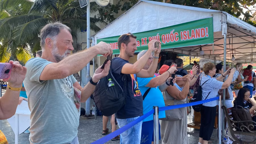 Nhiều du khách hứng thú với màn múa lân sư rồng