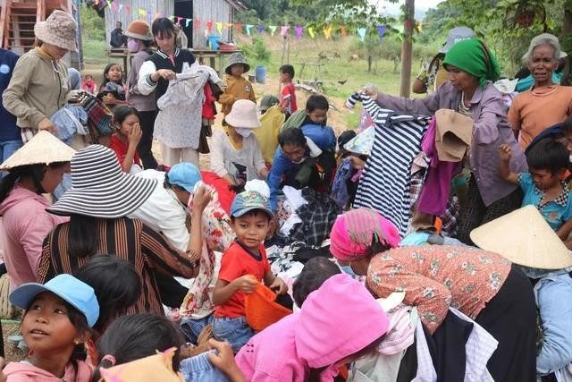 Người dân ở thôn Ma Đao chọn cho mình những bộ đồ tại phiên “chợ tết 0 đồng”