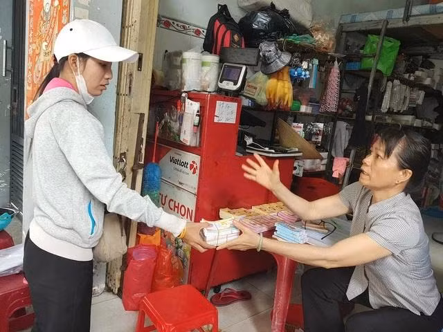 Người bán dạo nhận vé số tại một đại lý