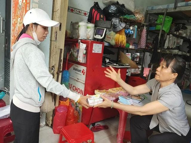 Người bán dạo nhận vé số tại một đại lý Người bán dạo nhận vé số tại một đại lý
