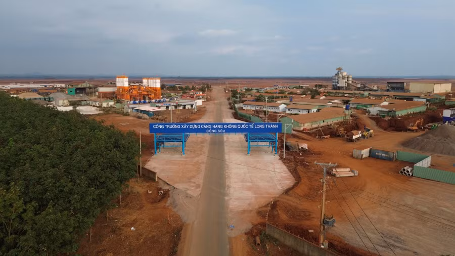 Cổng vào đại công trường sân bay Long Thành