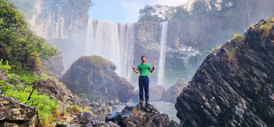 Phó Chủ tịch UBND tỉnh Gia Lai Nguyễn Hữu Quế chinh phục quãng đường 17 km để có mặt tại thác 50. Ảnh: D.L Phó Chủ tịch UBND tỉnh Gia Lai Nguyễn Hữu Quế chinh phục quãng đường 17 km để có mặt tại thác 50. Ảnh: D.L