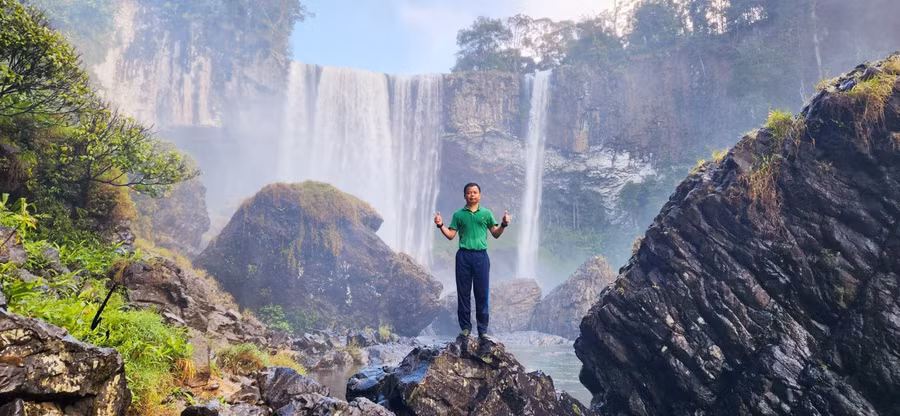 Phó Chủ tịch UBND tỉnh Gia Lai Nguyễn Hữu Quế chinh phục quãng đường 17 km để có mặt tại thác 50. Ảnh: D.L