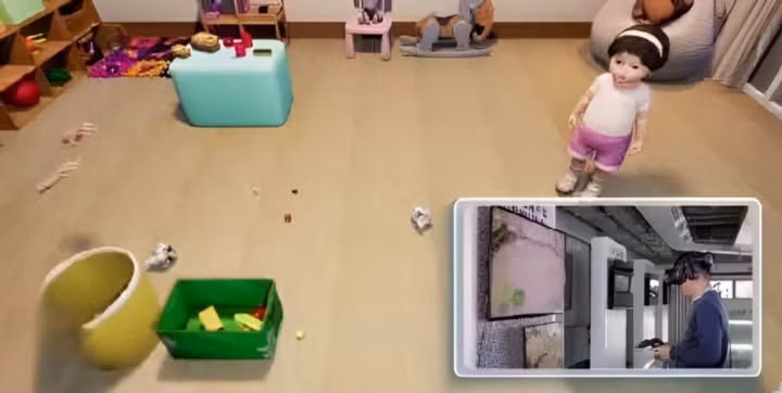 Khách tham quan giao tiếp với Đồng Đồng tại buổi triển lãm. Ảnh: BIGAI