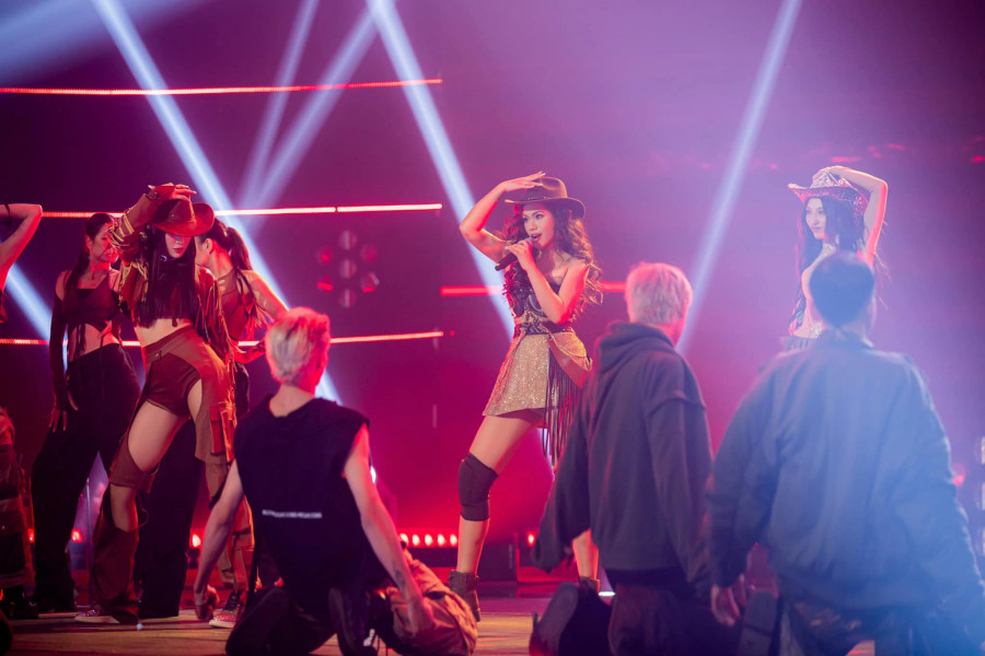 Phương Vy chia sẻ việc tham gia Chị đẹp đạp gió rẽ sóng là quyết định đúng đắn trong sự nghiệp, dù trước đó có nhiều đắn đo. Nữ ca sĩ chia sẻ: “Có quãng thời gian tôi tự ti, lúc nào mình cũng muốn phải an toàn. Tôi bị ám ảnh nên lên sân khấu chỉ đứng yên một chỗ. Tham gia chương trình là cơ hội để tôi làm những điều mình chưa từng làm, tìm lại cảm giác sân khấu đã mất trước đây” Phương Vy chia sẻ việc tham gia Chị đẹp đạp gió rẽ sóng là quyết định đúng đắn trong sự nghiệp, dù trước đó có nhiều đắn đo. Nữ ca sĩ chia sẻ: “Có quãng thời gian tôi tự ti, lúc nào mình cũng muốn phải an toàn. Tôi bị ám ảnh nên lên sân khấu chỉ đứng yên một chỗ. Tham gia chương trình là cơ hội để tôi làm những điều mình chưa từng làm, tìm lại cảm giác sân khấu đã mất trước đây”