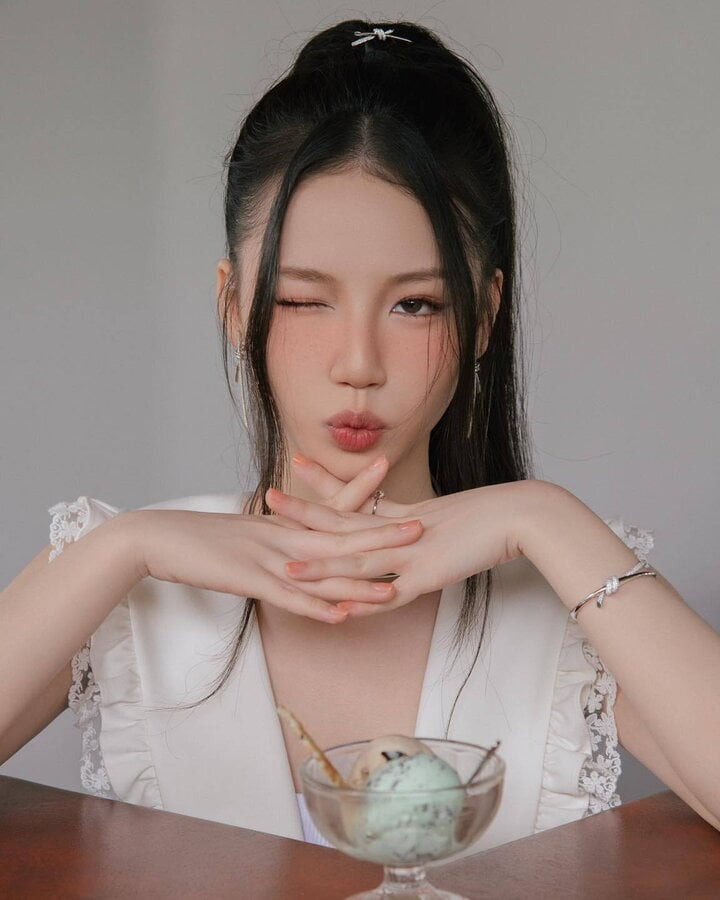 Giọng ca sinh năm 2000 Amee tiếp tục phát huy màu nhạc “kẹo ngọt” nhưng có sự trưởng thành, chiêm nghiệm hơn trong năm 2023. Ca khúc &quot;Ưng quá chừng&quot; của nữ ca sĩ đã trở thành một trong những bài hát được nghe đi nghe lại suốt năm qua.