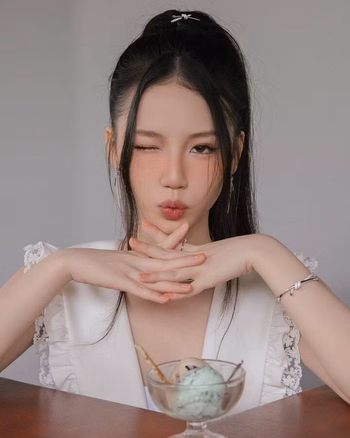 Giọng ca sinh năm 2000 Amee tiếp tục phát huy màu nhạc “kẹo ngọt” nhưng có sự trưởng thành, chiêm nghiệm hơn trong năm 2023. Ca khúc "Ưng quá chừng" của nữ ca sĩ đã trở thành một trong những bài hát được nghe đi nghe lại suốt năm qua.