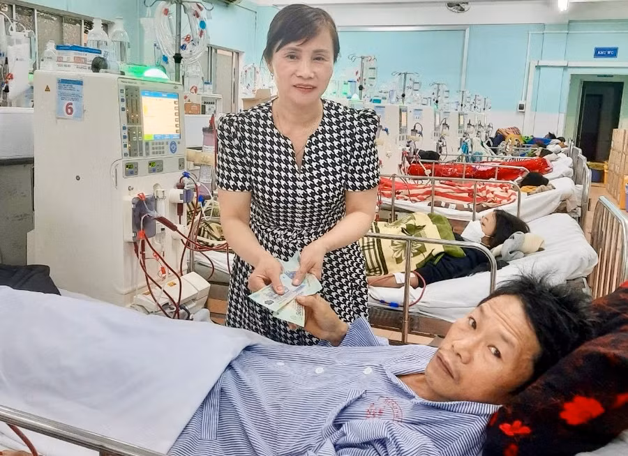 Điều dưỡng Nguyễn Thị Thanh Phương-Khoa Ngoại tổng hợp (Bệnh viện Đa khoa tỉnh Gia Lai) trao quà đến bệnh nhân. Ảnh: Như Nguyện