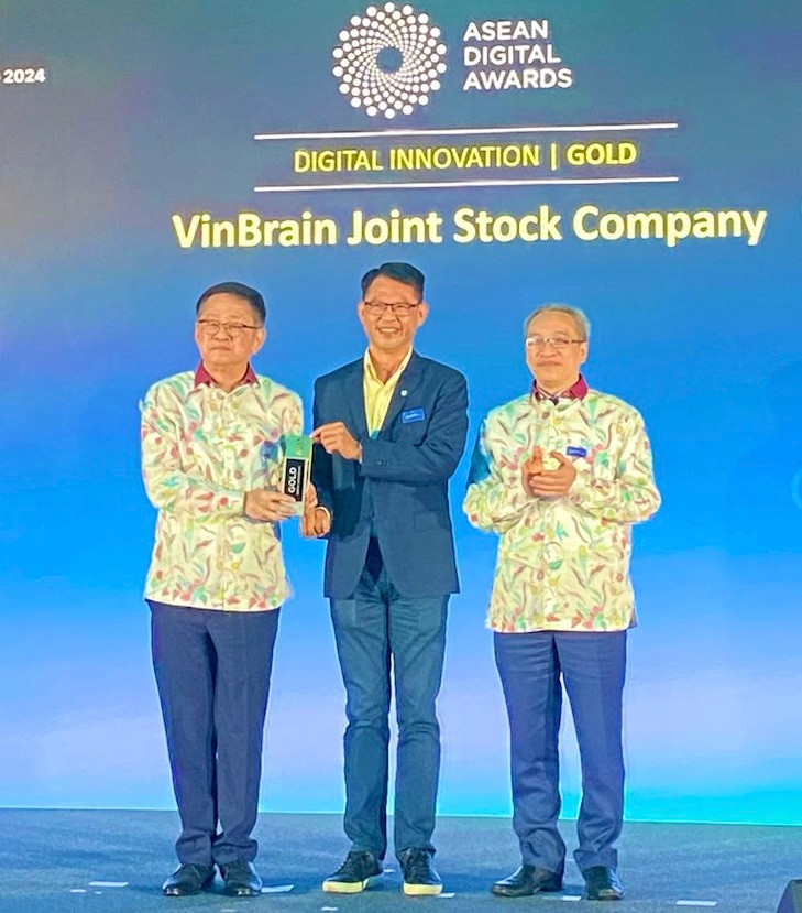 Đại diện VinBrain lên nhận Giải Vàng sáng tạo kỹ thuật số Đông Nam Á 2023.