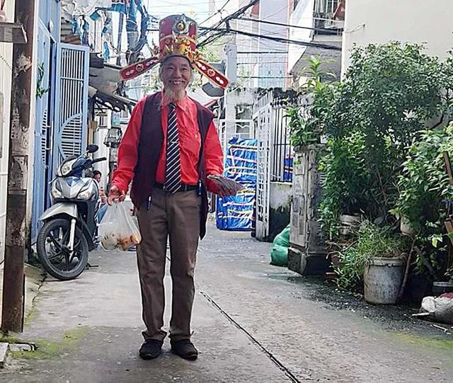 Mỗi sáng, ông Đoàn Văn Thái đi bán vé số và mua đồ ăn cho vợ Mỗi sáng, ông Đoàn Văn Thái đi bán vé số và mua đồ ăn cho vợ