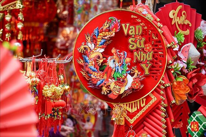 Phụ kiện trang trí Tết Giáp Thìn 2024 với lời chúc &quot;Vạn sự như ý&quot; trên phố Hàng Mã (Hà Nội). Ảnh: Hoàng Hiếu/TTXVN