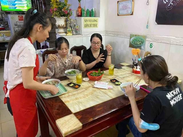 Bé Thi, cô nhân viên khiếm thính được chị Trà Dung cưu mang, phục vụ ở quán phở hiện nay