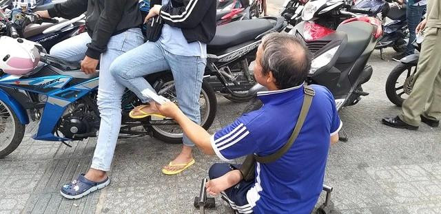 Một người bán vé số dạo tại TP.HCM Một người bán vé số dạo tại TP.HCM