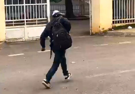 Nghi phạm cướp ngân hàng thời điểm bỏ trốn.