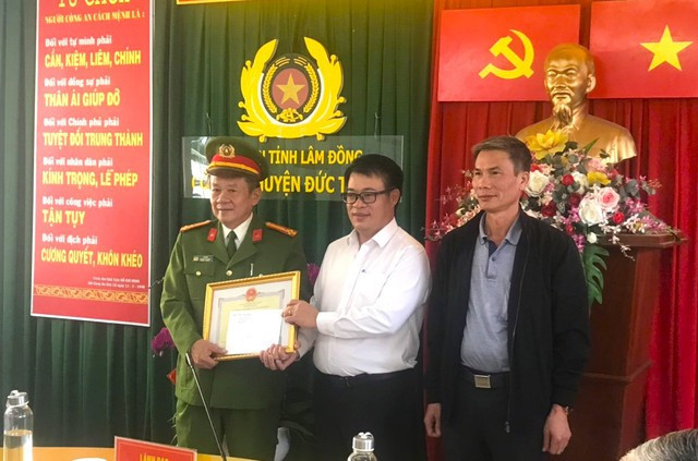 Ông Nguyễn Ngọc Phúc, Phó Chủ tịch UBND tỉnh Lâm Đồng, khen thưởng lực lượng công an.