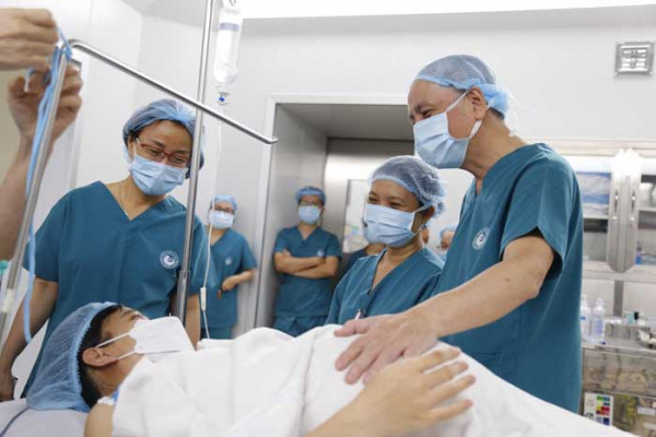 Bác sĩ Trần Ngọc Hải động viên thai phụ trước khi tiến hành gây tê. Bác sĩ Trần Ngọc Hải động viên thai phụ trước khi tiến hành gây tê.