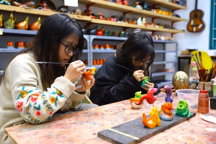 Những con rồng đều được làm hoàn toàn thủ công bằng bột đá ép kết hợp giữa bảng màu hiện đại của sơn phun và những nét vẽ tay sử dụng chất liệu sơn mài truyền thống.