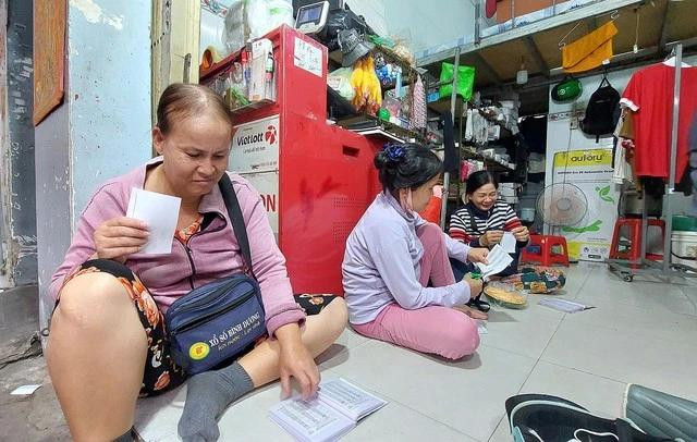 Những người bán vé số dạo sau một ngày mưu sinh Những người bán vé số dạo sau một ngày mưu sinh